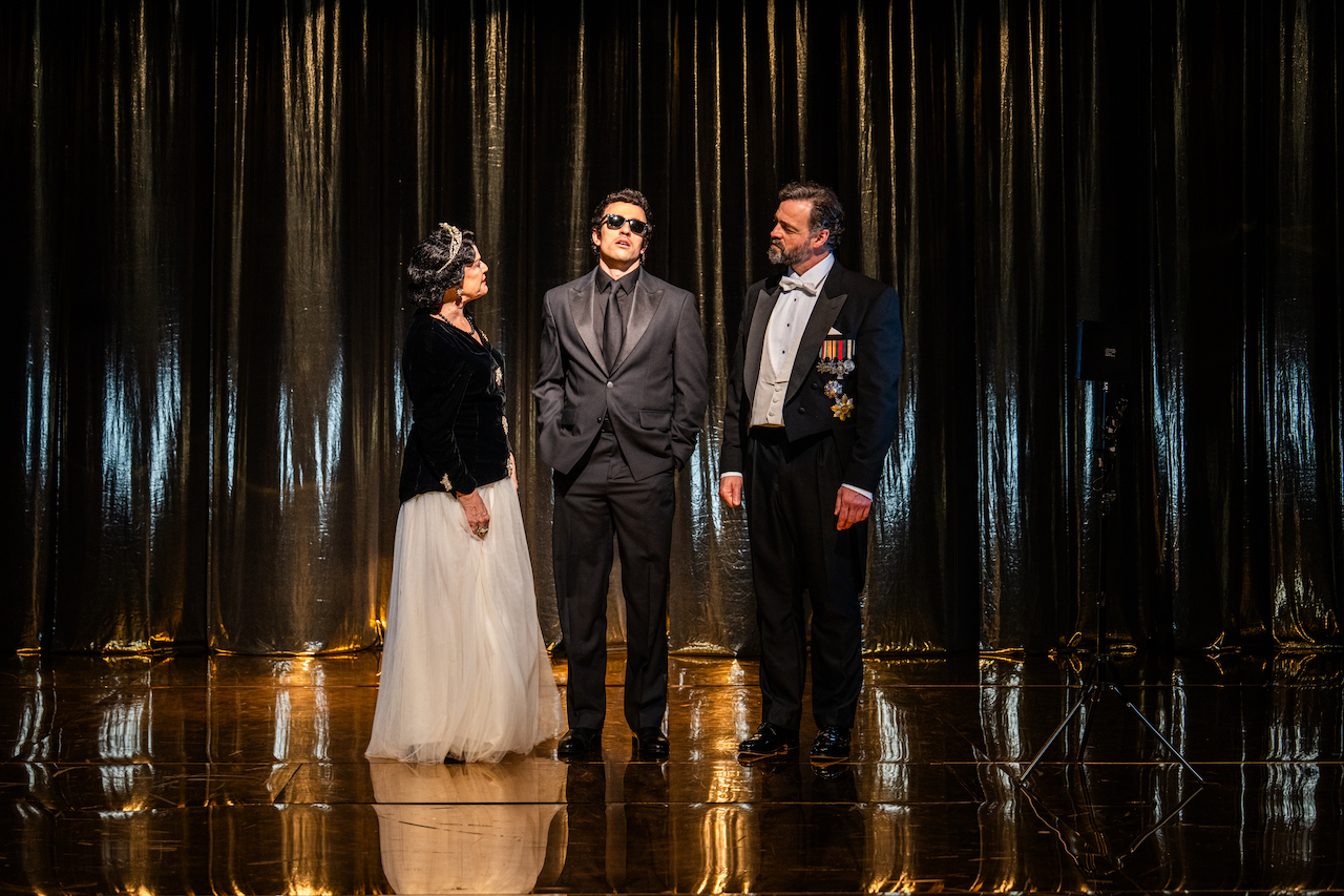 Neda organiza un viaje en autobús para asistir a la representación de “Hamlet” en Santiago